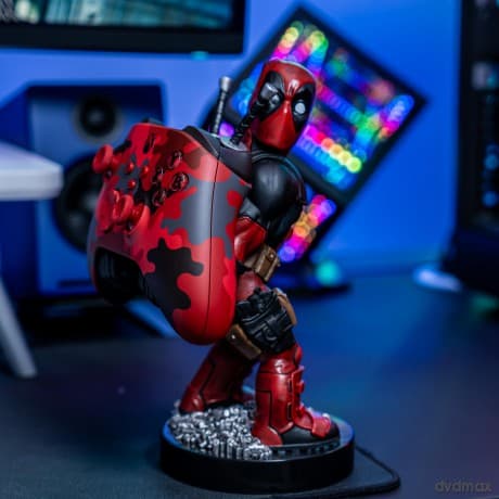 Marvel Deadpool Bringing Up The Rear phone & controller holder (20 cm) v.2 / stojak Marvel Deadpool - dźwigający ciężar - (20 cm) wersja 2