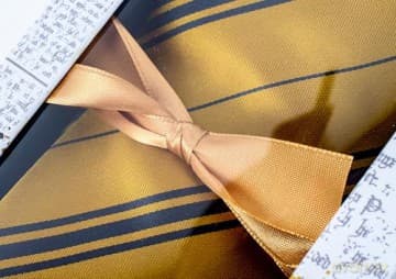 Harry Potter krawat Hufflepuff w ozdobnym pudełku / Harry Potter: Hufflepuff Tie in Gift Box