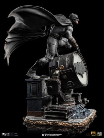 Zack Snyder's Justice League Deluxe Art Scale Statue 1/10 Batman on Batsignal 28 cm